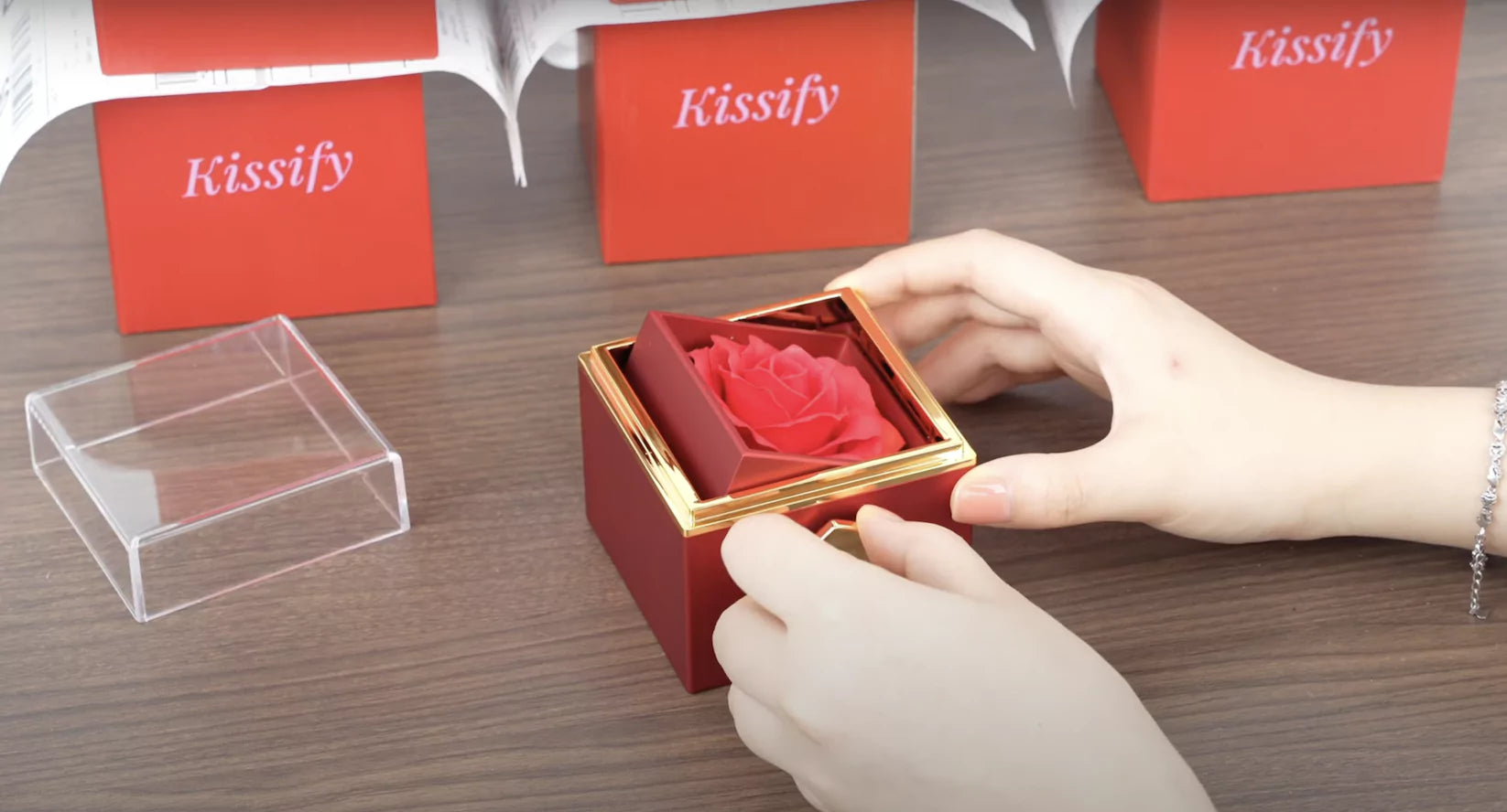 Ladda video: Packing the Eternal Rose Box with Hidden Hug Necklace | Perfect Gift for Loved Ones | Kissify